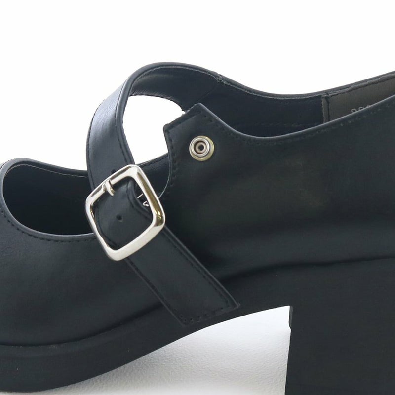 太めのストラップでしっかりホールド。スナップ式で着脱もかんたん