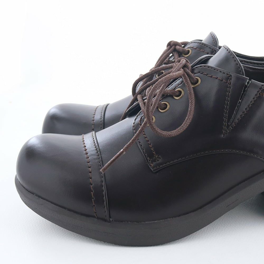 つんと上向きのおこでトゥが足元に存在感をプラスします