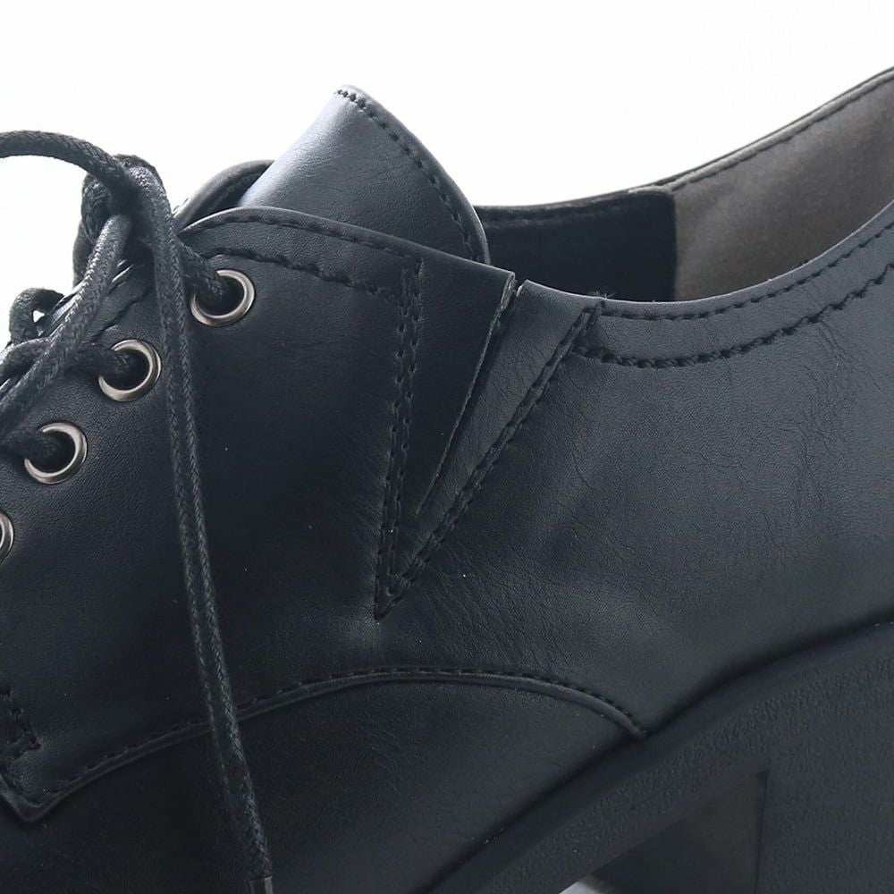 履き口の両サイドのゴムで足入れもスムーズ