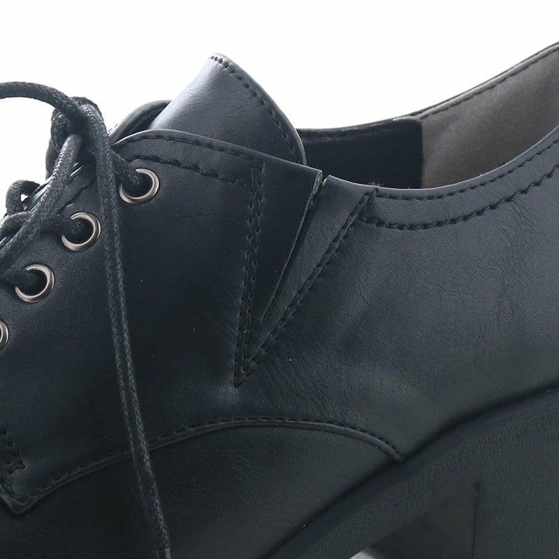 履き口の両サイドのゴムで足入れもスムーズ