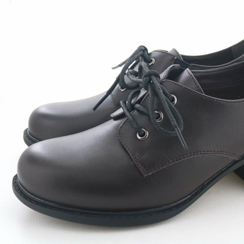 渋めのカラーでブラック代わりにもなる一足