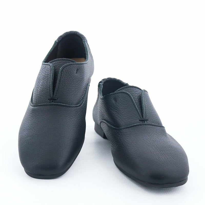 甲を深く覆い、安定感ある履き心地が魅力です