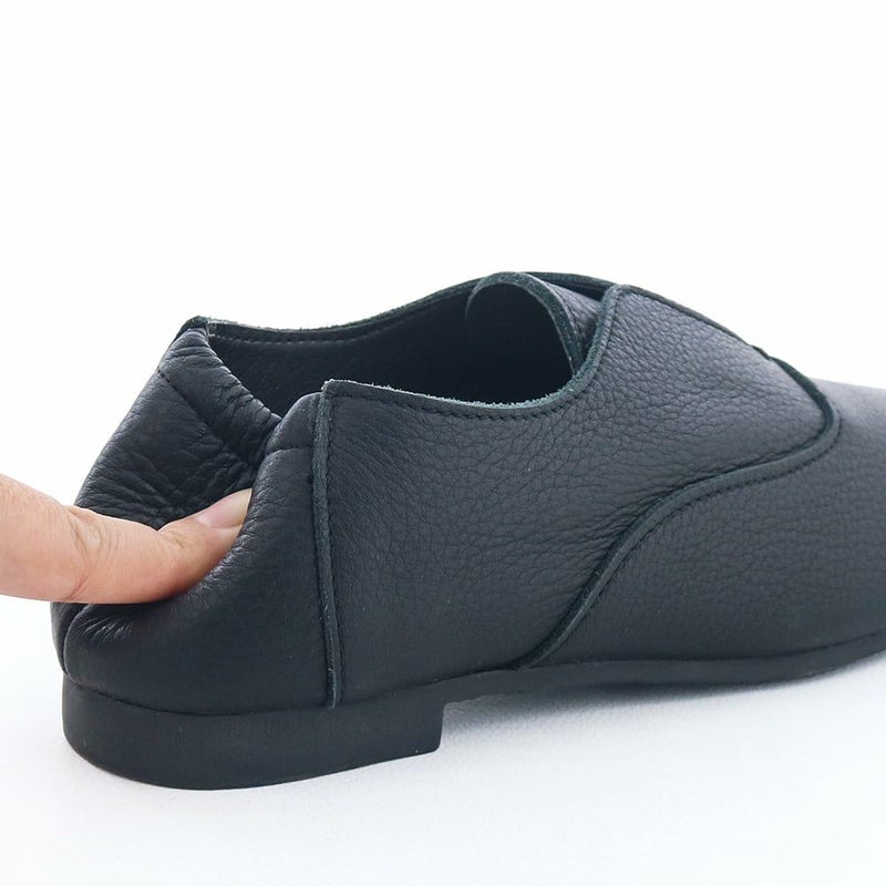 かかとも硬い芯を使わずソフトに。靴擦れしにくくなっています