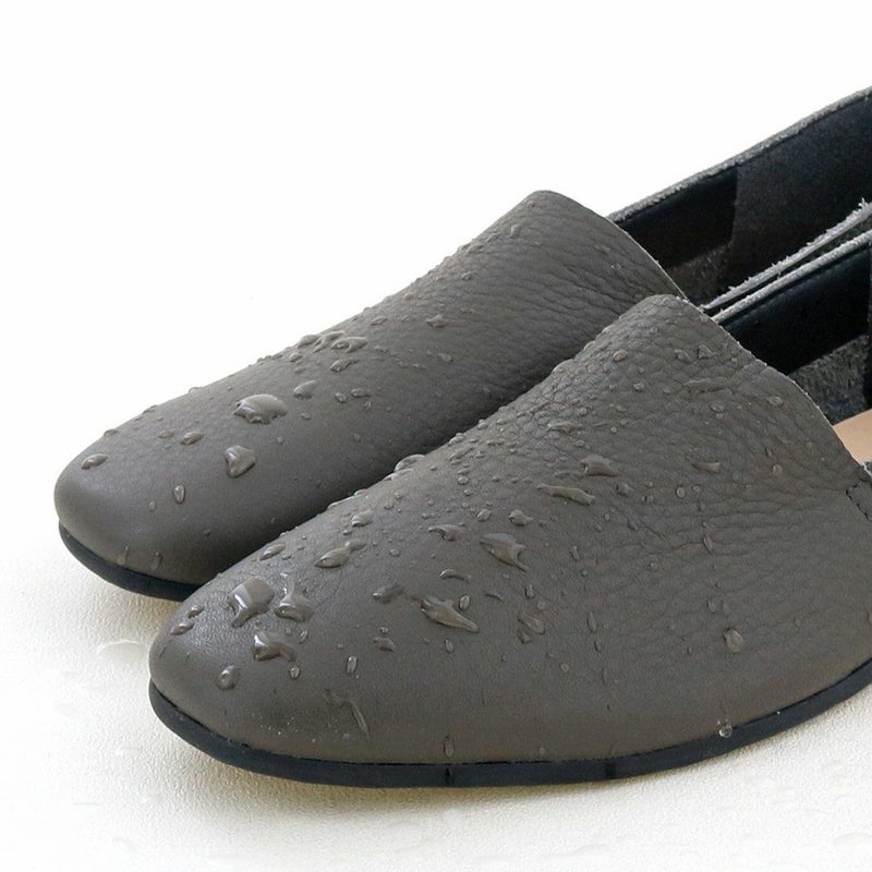 防水レザーで急な雨も安心。天候を気にせず履けるのが嬉しい