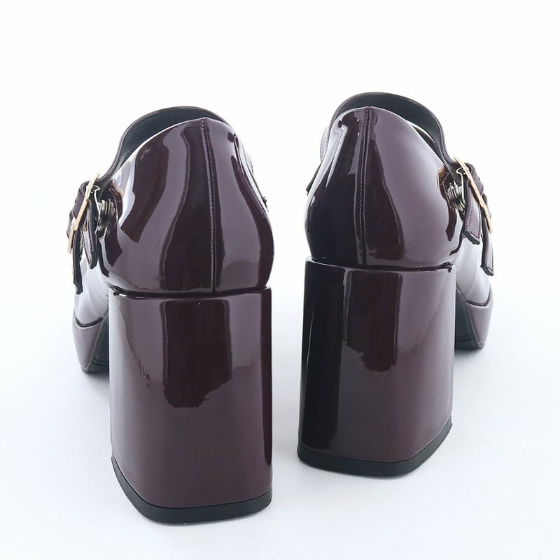 太く安定感あるフレアヒールで見た目よりも歩きやすくなっています