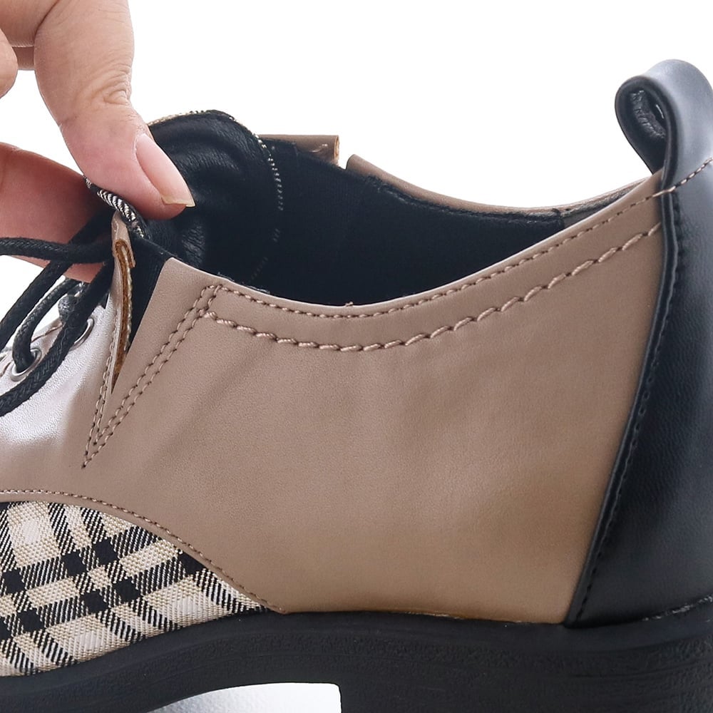 両サイドの隠しゴムで履き口がワイドに広がります