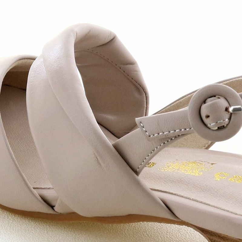 レザーの間にスポンジを挟み込んだパデッド仕様でソフトな足あたり