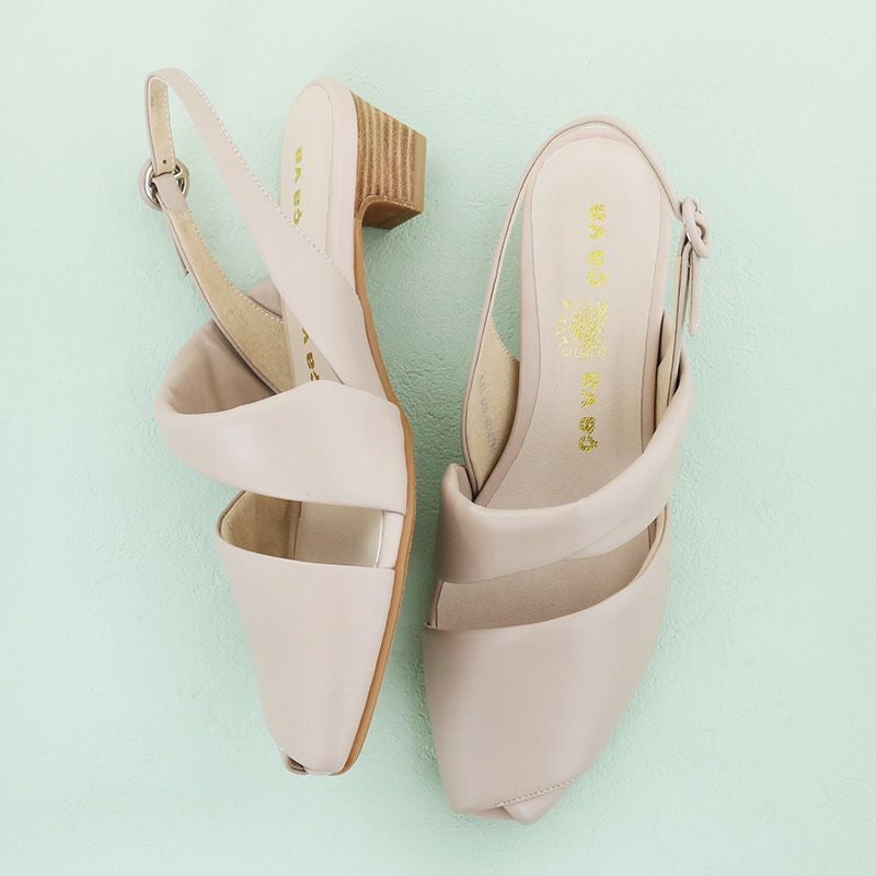 くすんだヌーディーカラーでフェミニンなスタイルも甘くなり過ぎず上品に（ベージュ）