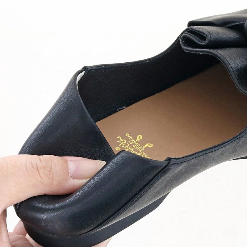 カカトを踏んでも履けるバブーシュスタイル。靴擦れもしにくいのが嬉しい