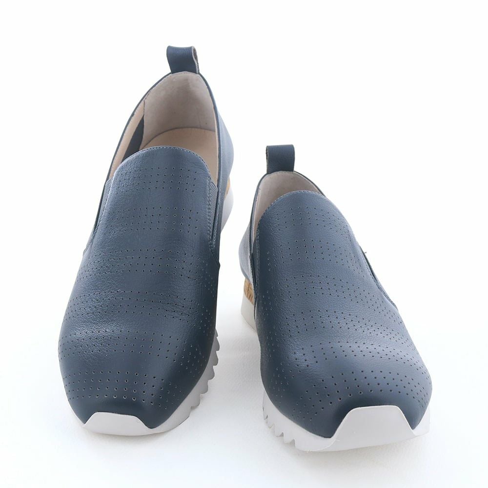 パンチングレザーを使用した軽やかな履き心地が魅力