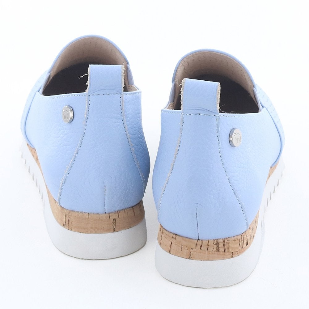 ソールにあしらったコルクがほどよいナチュラル感をプラス