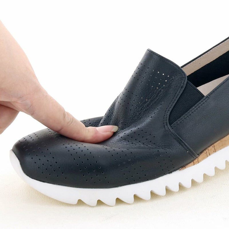 ソフトな作りで締め付けず、やさしく足になじみます