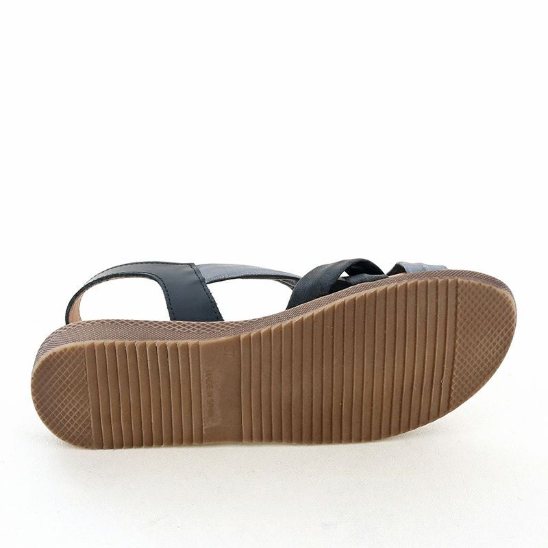 フラットソールで気軽に履けるアイテムです