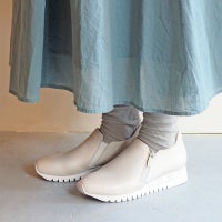 オフホワイト