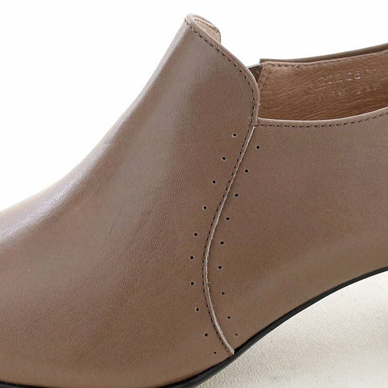 小さな穴飾りがさり気ないアクセントに