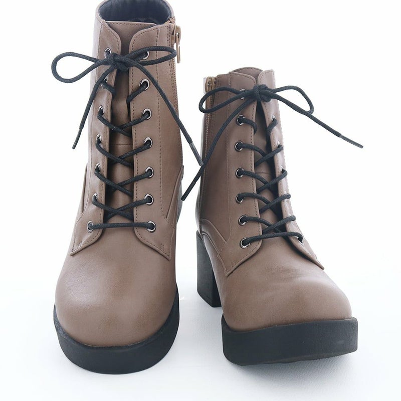 ころんと丸みのあるつま先が、ガーリーな足元を演出します