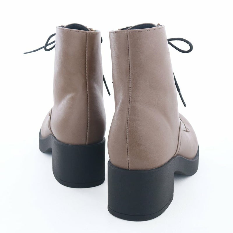 太く安定感のあるヒールで簡単にスタイルアップ