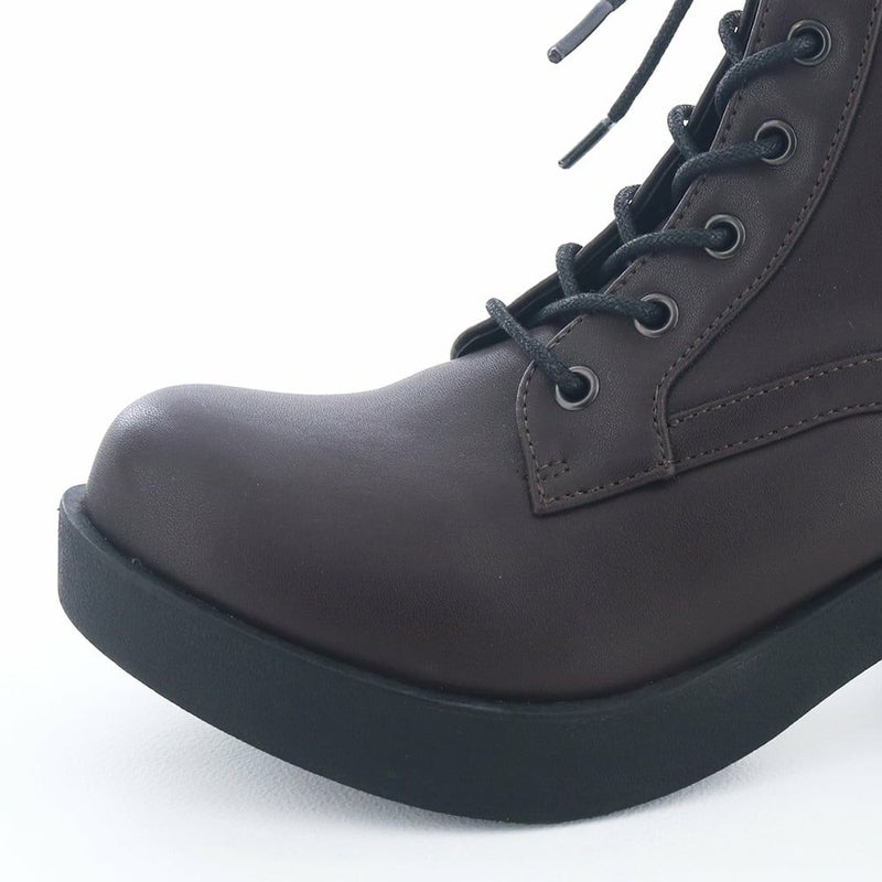 つんと上向いたおでこトゥが個性的