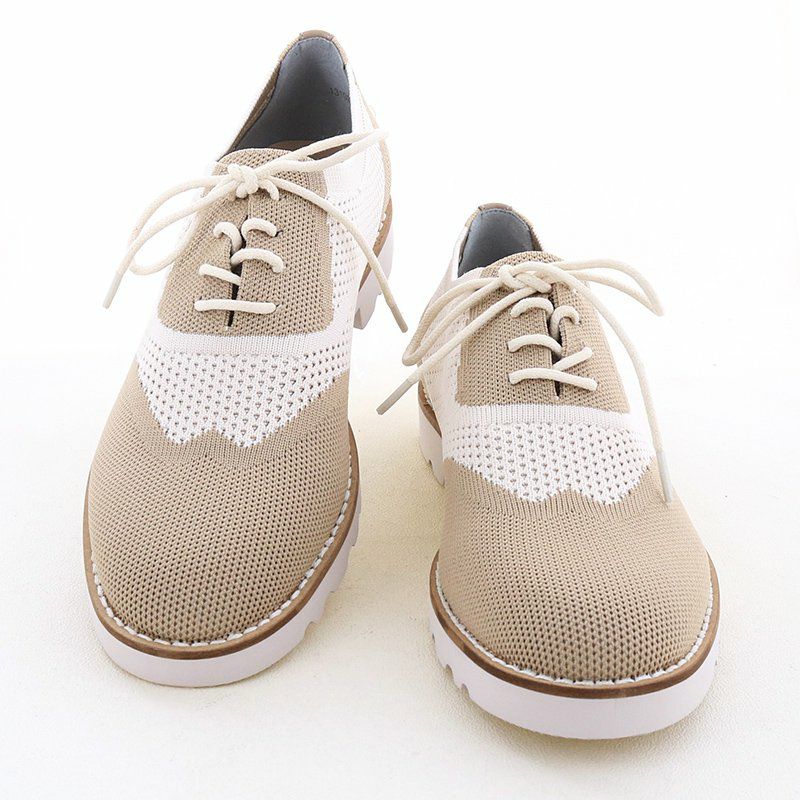 春らしさいっぱいの軽量感あるレースアップシューズ