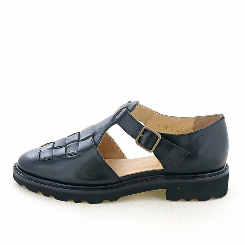 サイドが大きく開いた涼し気なグルカシューズ。肌寒い時期は靴下コーデがおすすめです