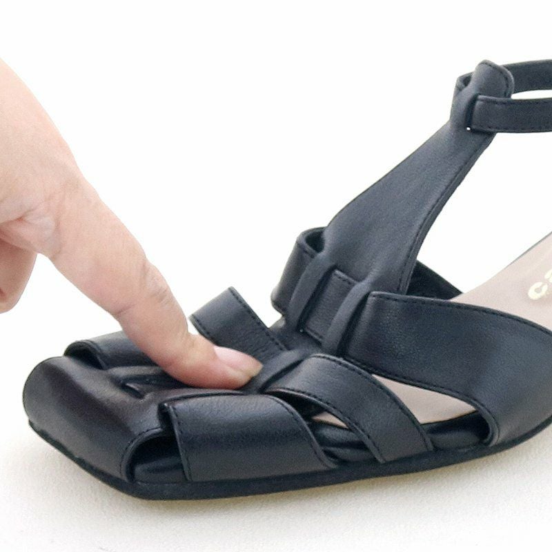 メッシュ編みのようなソフトアッパーで締め付け過ぎず、ストレスのない履き心地