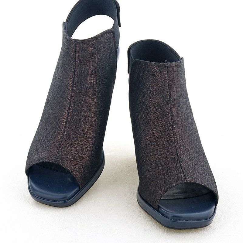 甲を深く覆いながらもほどよく開きがあるので、コーデに抜け感を与えてくれます