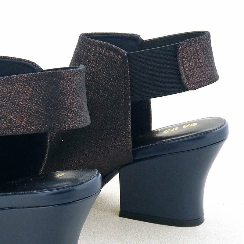 ベルトにはゴムをあしらい着脱がスムーズに