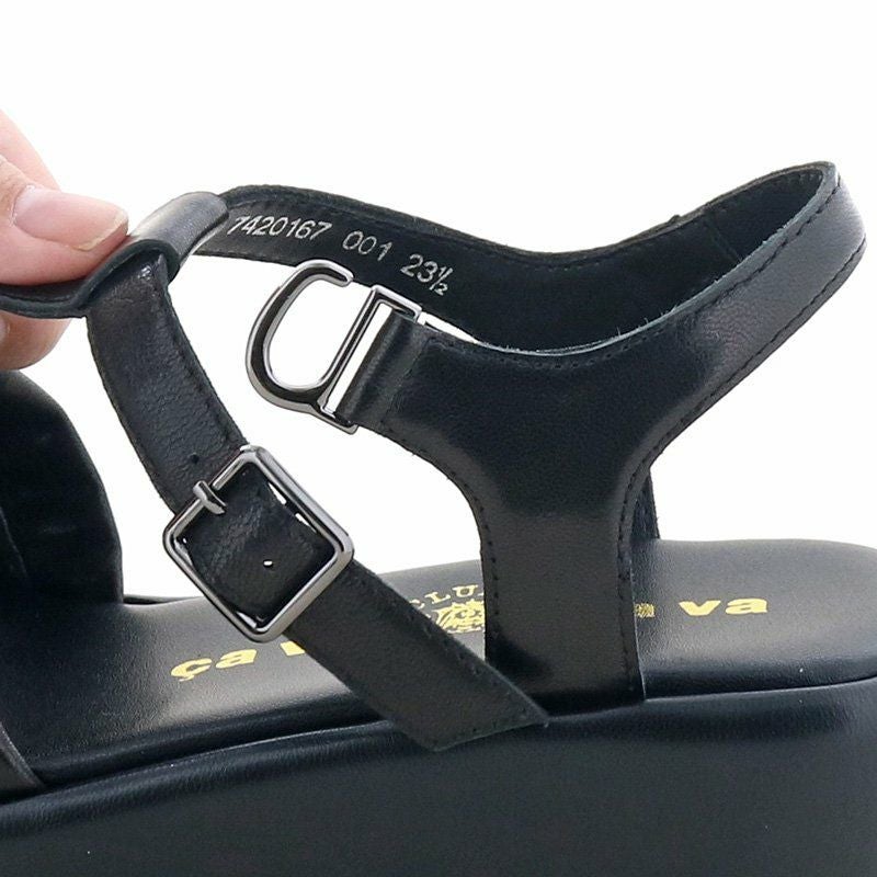 ストラップはフック式でスマートに着脱できます