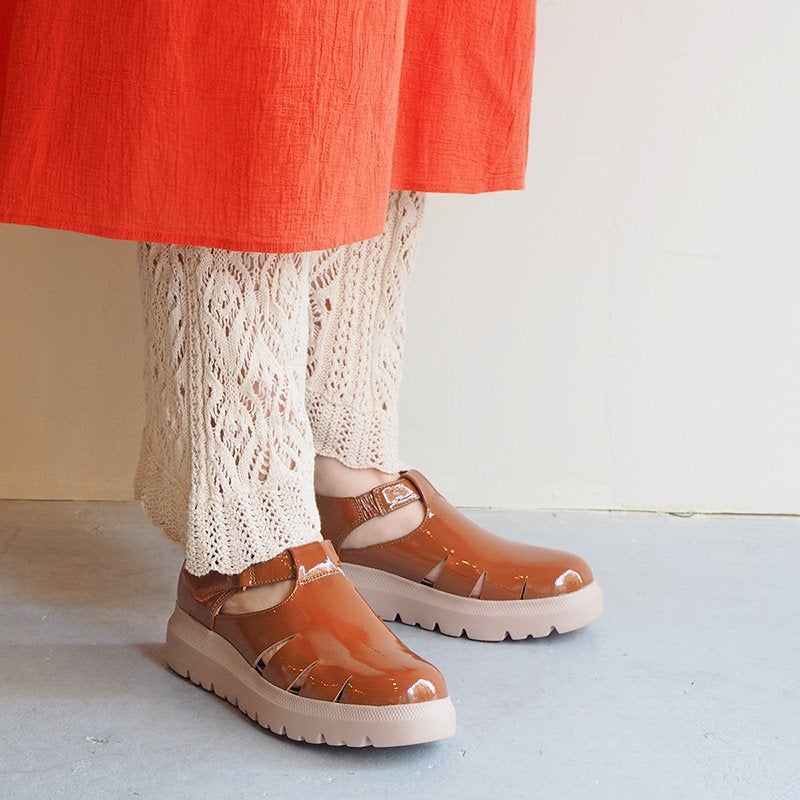 ライトブラウン