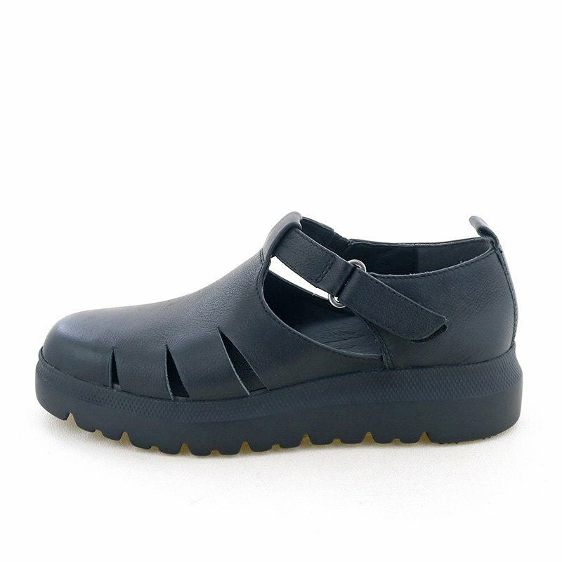 開きのあるデザインでサンダルライクなスニーカー