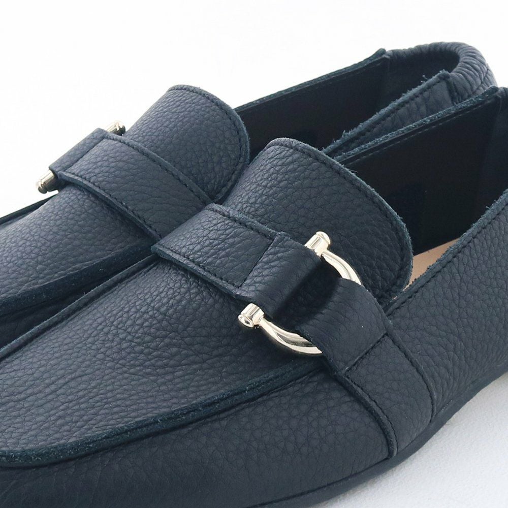 ソフトな佇まいをキリっと引き締める大きめバックル