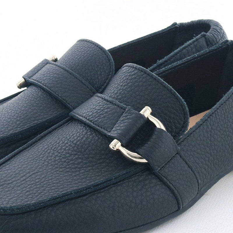 ソフトな佇まいをキリっと引き締める大きめバックル