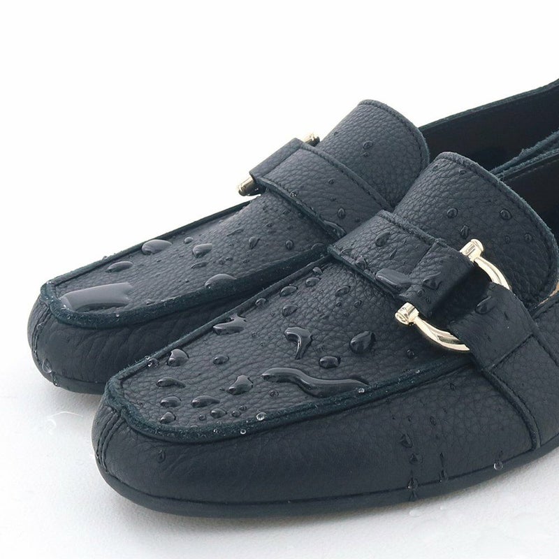 防水レザーで急な雨も安心。汚れも付きにくくお手入れらくちんです