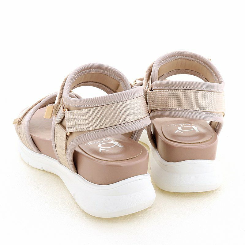 身長にプラス6cm。ノンストレスなのにしっかりスタイルアップできる優等生な一足