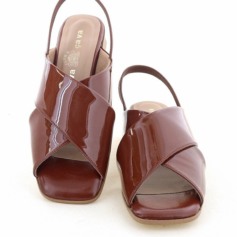 モードなスクエアトゥにエナメルが光る一足