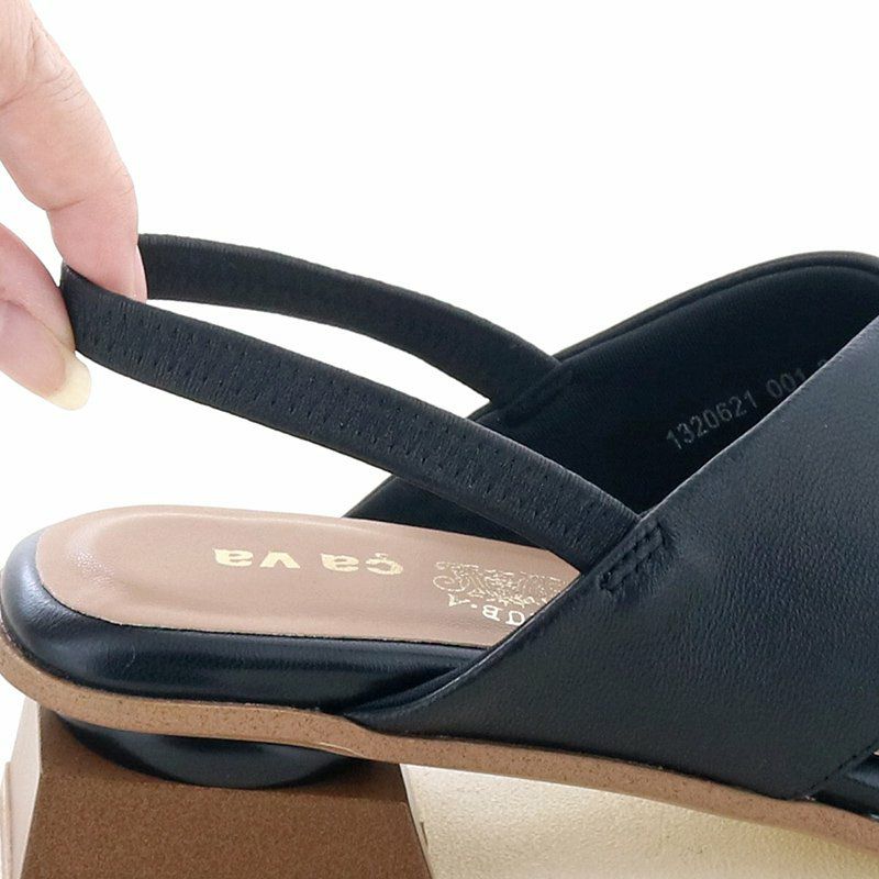 華奢なストラップはゴムになっており楽ちん