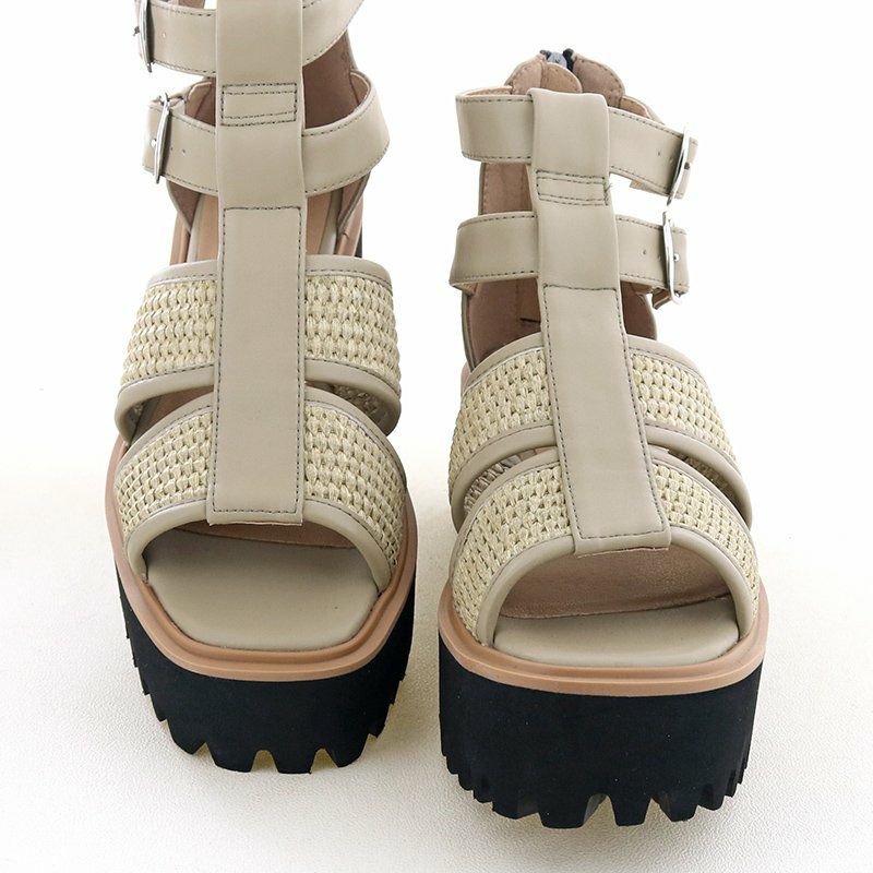 ラフィア調素材でほんのりリゾート感漂うデザイン