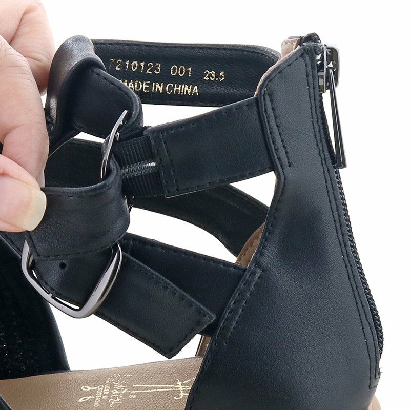 ベルト裏にはゴムをあしらって、歩行しやすくなっています