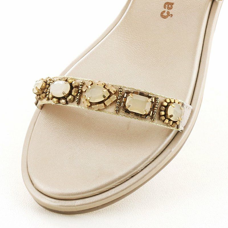 スモーキーなストーンと繊細なビーズ刺繍で高見えする一足