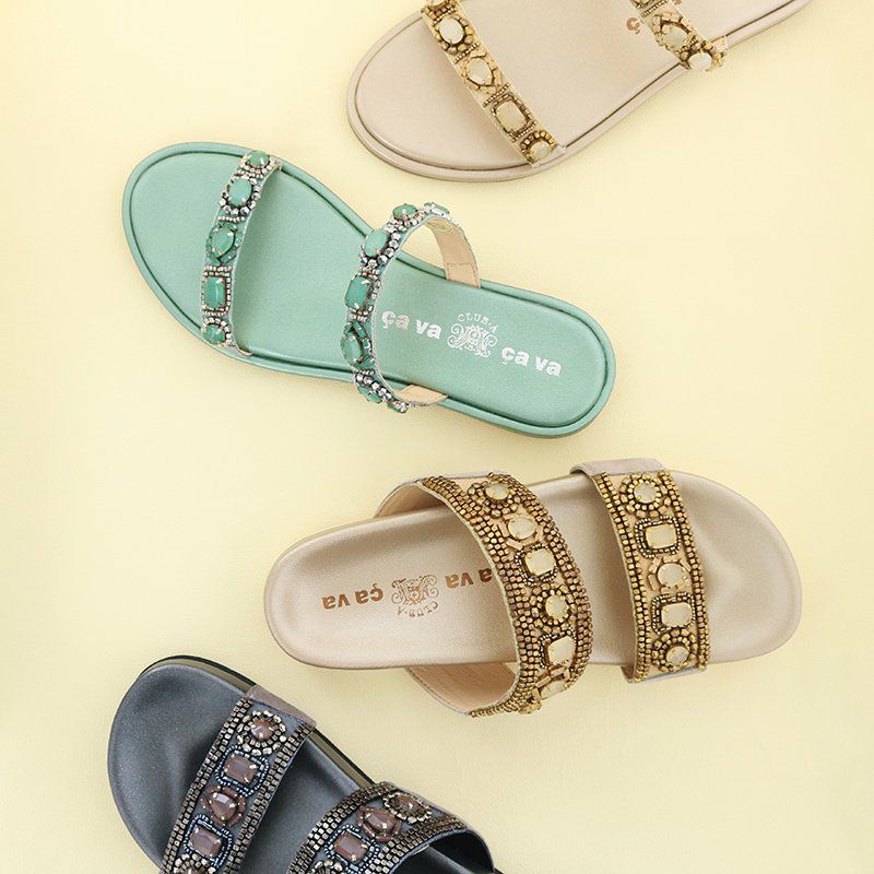 より履きやすいフットベッドデザインもあります