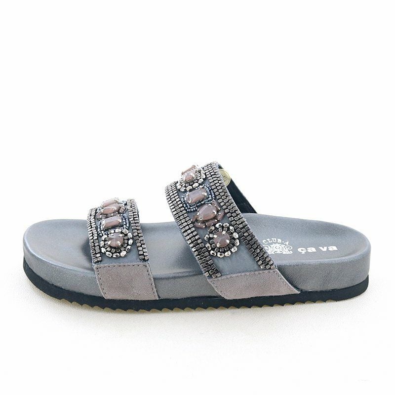 華やかなビジュー装飾が目を惹くエスニックサンダル