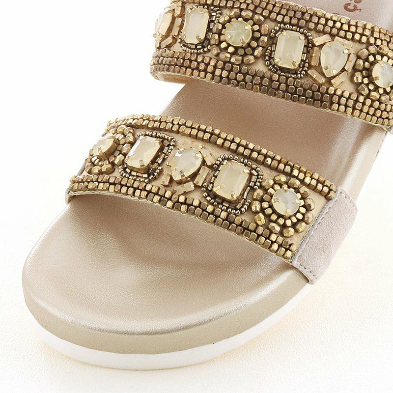 スモーキーなストーンと繊細なビーズ装飾が足元を彩ります