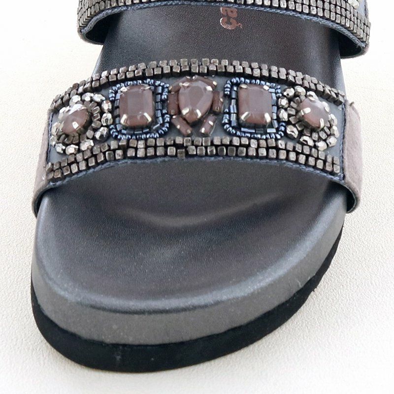 足裏に沿う形で安定感があり疲れにくいのもポイント