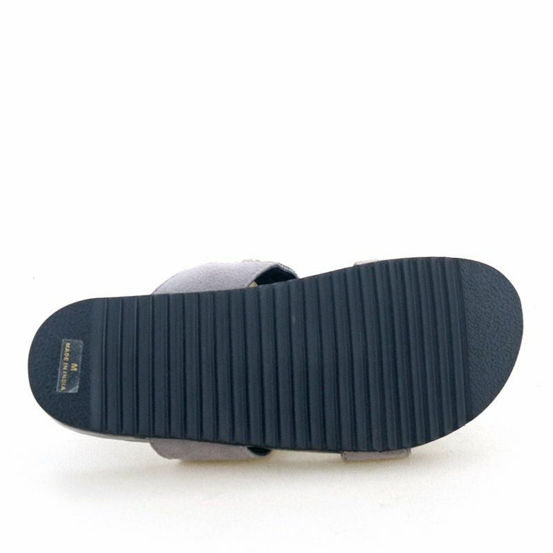 ソール全体に厚みがあり地面の硬さを感じません