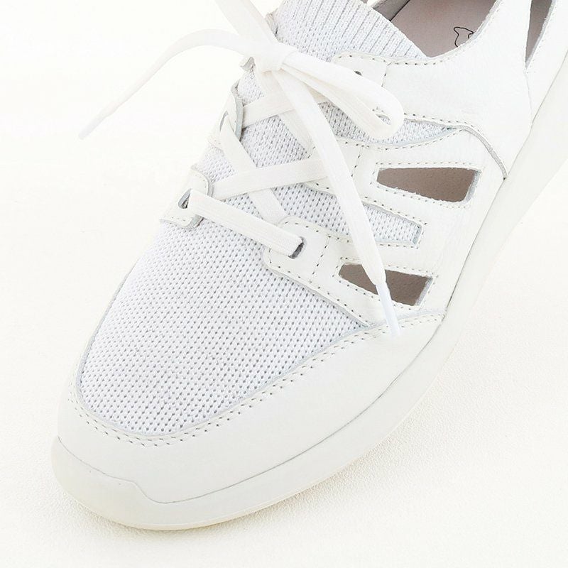 アッパーはニット使いで軽やかに