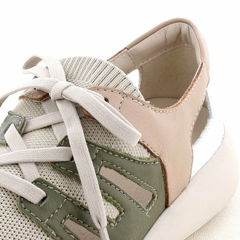 前部はニット、かかとはパッド入りで履き口が痛くなりにくい仕様です