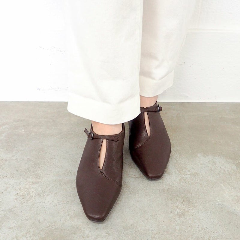 ダークブラウン