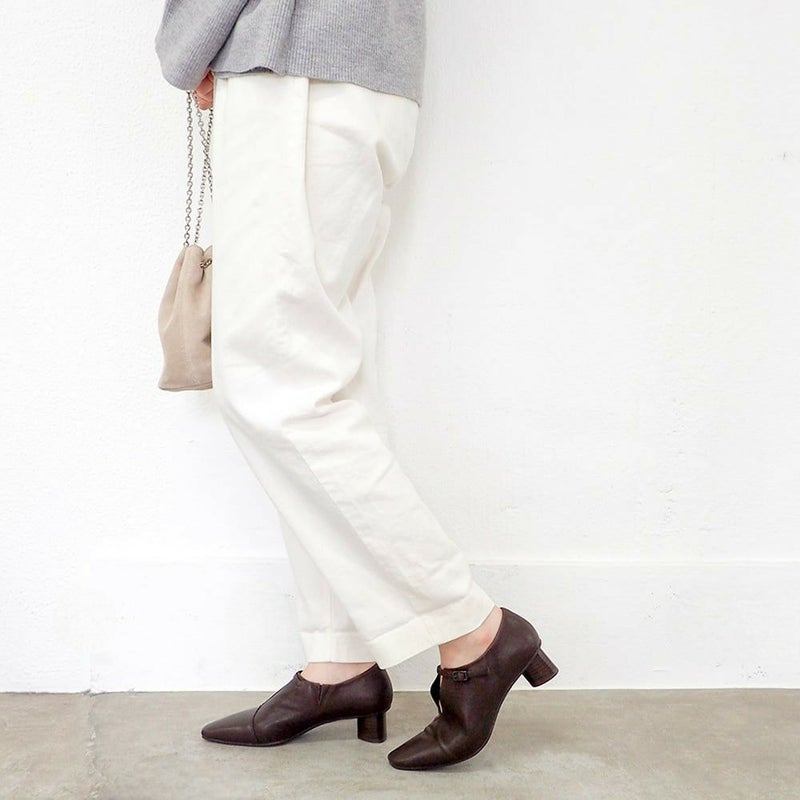 ダークブラウン