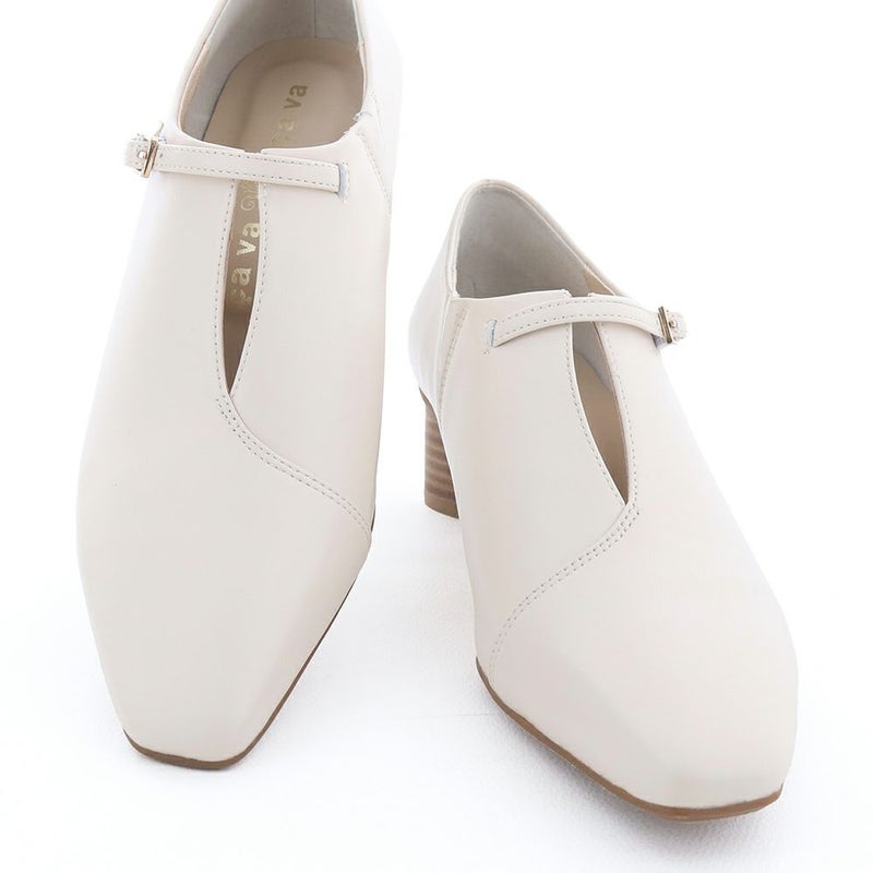 深めのバランスに小さなベルトがワンポイント