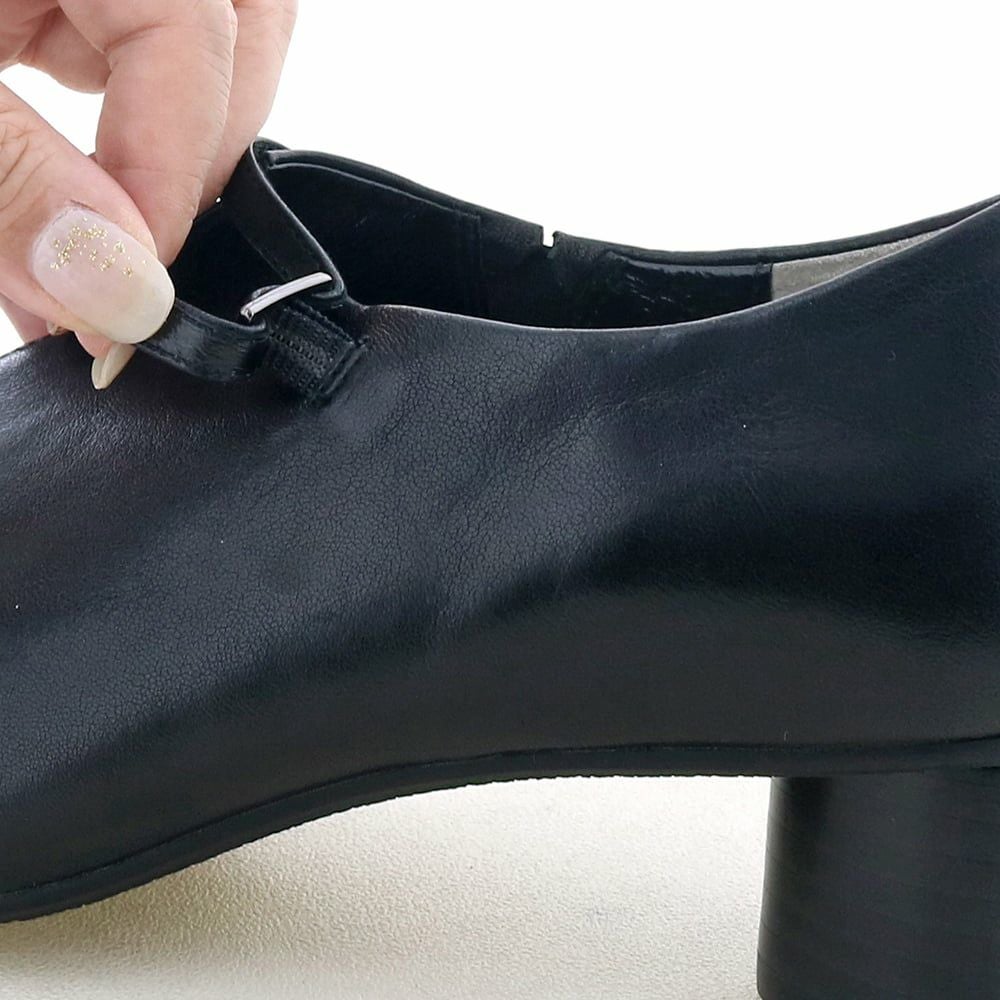 ベルト裏にはゴムをあしらい、着脱がスムーズに